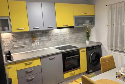 Vanzare apartament cu 3 camere si 2 bai,  decomandat,  renovat,  parter zona CET - 4