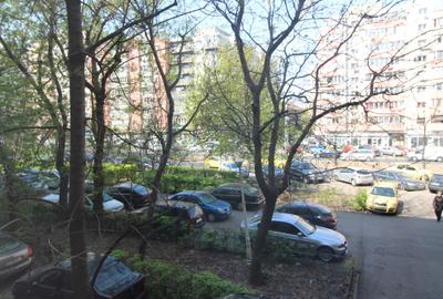 Apartament cu 3 camere decomandat în Moșilor