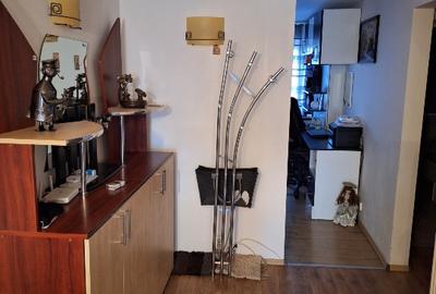 Apartament cu 3 camere decomandat, mobilat în Central