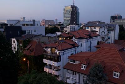 Penthouse cu 5 camere decomandat în Aviatorilor