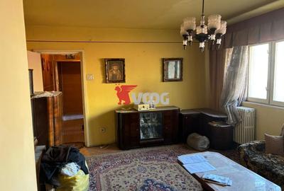 Apartament 3 camere -Complexul Studentesc -etaj 2 - 1