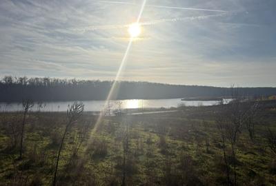 Teren 10.009 mp cu deschidere 70 m — vedere la lac și pădure - 1