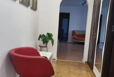 Apartament cu 3 camere semidecomandat, mobilat în Berceni