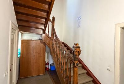 Vilă istorică de vânzare  Castel Aura Buzescu Bușteni  str. Victoriei nr. 11 - 23