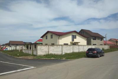 Casă cu 4 camere în Ovidiu