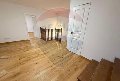 Apartament 4 camere, pe 2 niveluri si curte comuna în Centru - 23