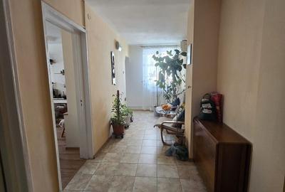 Apartament cu 3 camere  de vanzare - B dul 1 Mai - 10