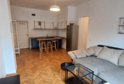 Apartament cu 3 camere semidecomandat în Rosetti