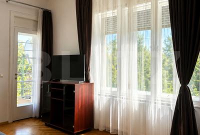 Apartament cu 4 camere semidecomandat, mobilat în Central