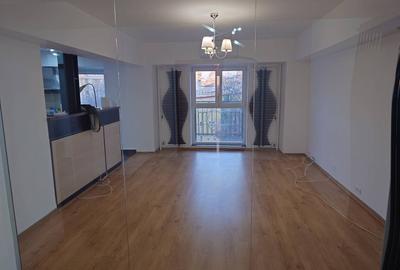 Apartament cu 4 camere decomandat în Libertății