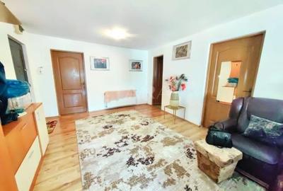 Apartament cu 3 camere semidecomandat, mobilat în Plopilor