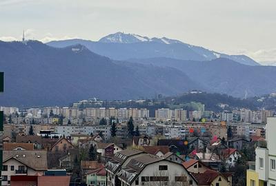 Apartament cu 3 camere decomandat în Tractorul