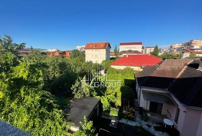 Apartament cu 3 camere semidecomandat, mobilat în Între Lacuri