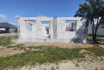 Casă individuală cu 3 camere în Leș