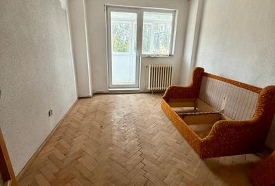 Apartament cu 3 camere decomandat în Cetate