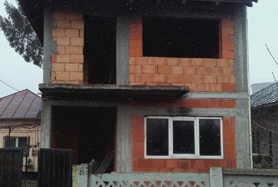 Casă individuală cu 4 camere în Bariera Vâlcii
