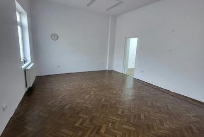 Casa de inchiriat. curte, centrala proprie, zona centrala. metrou 7min - 5