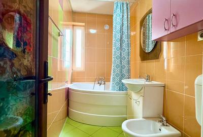 SE INCHIRIAZA micro-apartament tineresc, 2 camere, etaj 4 (cu sarpanta), situat - 4