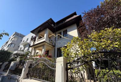 Casă individuală cu 4 camere decomandat în Capitale