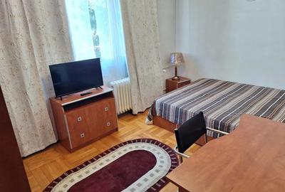 Apartament cu 3 camere semidecomandat, mobilat în Dristor