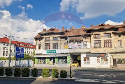 Casă / Vilă cu 10 camere de vânzare în zona 1 Mai - 1