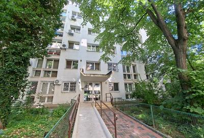 Apartament cu 3 camere semidecomandat, mobilat în Titan