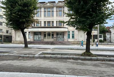 Spatiu comercial de inchiriat pe Strada Negru Voda 142, Campulung - 1