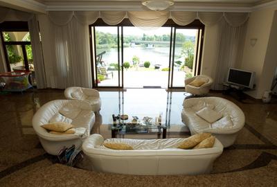 Viață la Superlativ – Vilă Spațioasă cu Piscină, Jacuzzi și Teren de Baschet - 1