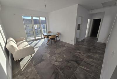 Apartament cu 3 camere decomandat în Girocului