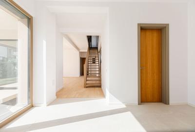 Casa Modernă cu Spații Vitrate Generoase - 11