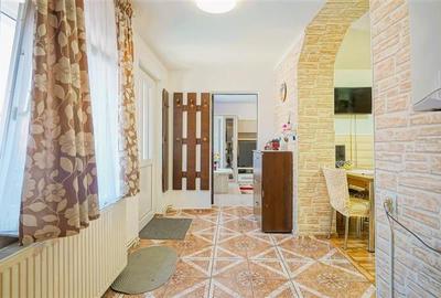 Casa spatioasa, ideala pentru 2 familii sau investitie. 2 corpuri de cladire, ga - 14