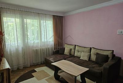Apartament cu 3 camere semidecomandat în Podu Roș