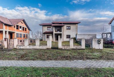 Casă individuală cu 9 camere în Zimandu Nou