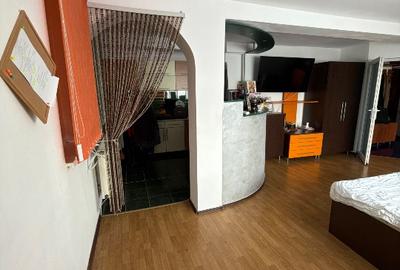 Închiriez apartament 3 camere - 6