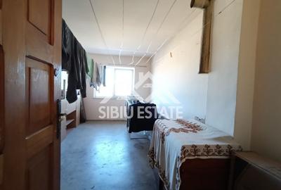 Apartament de vanzare cu 3 camere, decomandat -55 mp. balcon, pivnita - 14