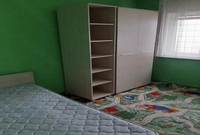 Apartament cu 3 camere semidecomandat, mobilat în Complex Studențesc