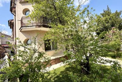 Casă cu 9 camere în Apărătorii Patriei