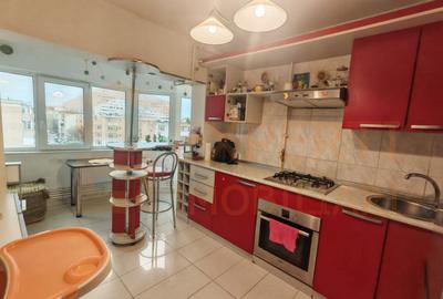 Apartament cu 3 camere decomandat, mobilat în Far
