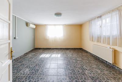 Vilă cu spatii largi, curte generoasă - 31