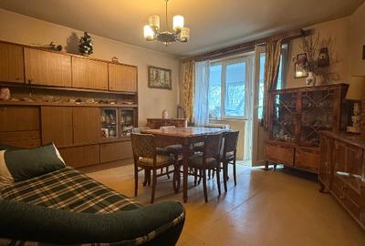Apartament cu 3 camere semidecomandat în Tineretului