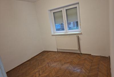 Apartament cu 3 camere decomandat în Aradului