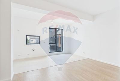 Apartament cu 3 camere decomandat în Tunari