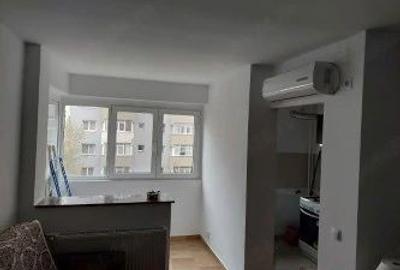 Garsonieră semidecomandată în Titan