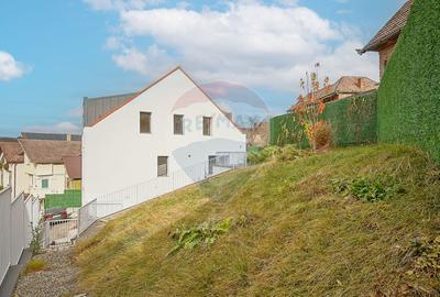 La poalele Tâmpei — vilă contemporană în Schei - 34