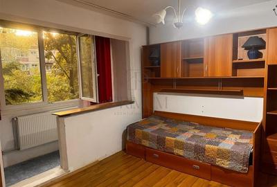 Apartament cu 3 camere semidecomandat în Medicină