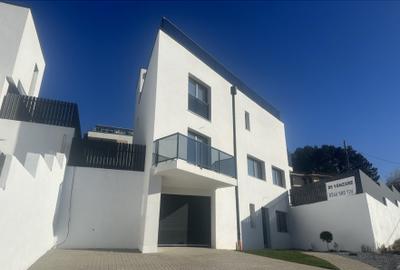 Casă individuală cu 5 camere în Florești