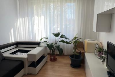 Apartament cu 3 camere decomandat, mobilat în Titan