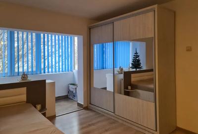 Garsonieră decomandată, mobilată în Vitan Mall