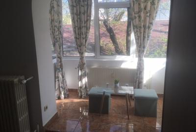 Apartament cu 2 camere semidecomandat, mobilat în P-ța Romană