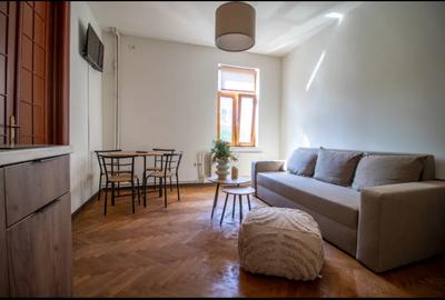 Casă cu 20 camere în P-ța Victoriei